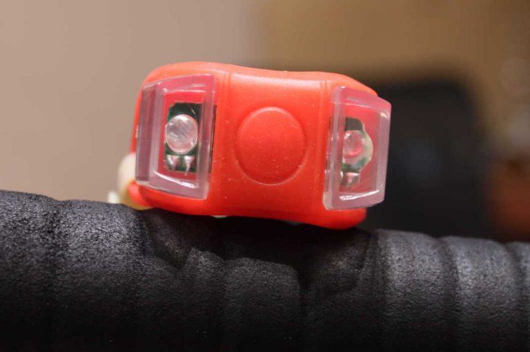 Test taniej lampki rowerowej za kilka złotych (różne kolory led)