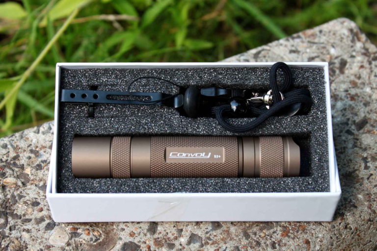 Piaskowy Convoy s2+ – nowy standard w latarkach Convoy