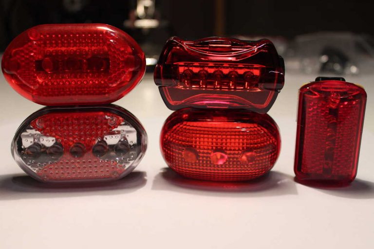 Lampki rowerowe na tył za 5 zł – ile są warte ?