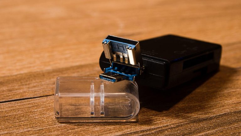 Bardzo tani czytnik kart 5w1 z USB-C, USB-A i microUSB