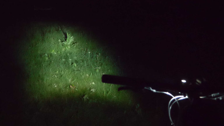 Genialna lampka rowerowa na przód z odcięciem (zasilanie z USB) 🎥